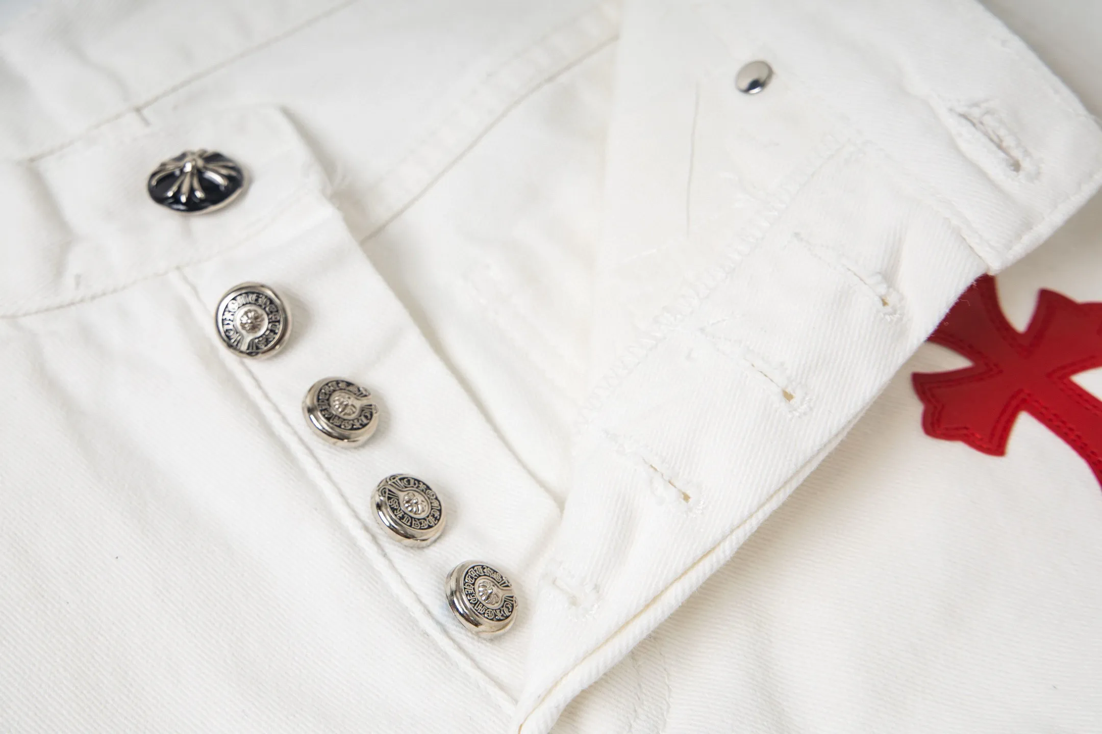 P230 💰 (Top version) Chrome Hearts/Chrome Hearts Classic white powder series colored leather cross washed color cloth unisex denim trousers Vibe style straight stacked god-level version Carbon fine bias denim color cloth Old vintage full set of hardware - Chrome Hearts white cow series The high version uses high-ounce customized fabrics, fermentation washing and soft color fixation, soft and thick to wear, the details are all made by hand-polished craftsmanship, all-over printed jacquard fabric Unique design style. Through multiple processes to create a full retro feel. Unique niche non-contrast shirt. Customized distressed spray-painted buttons. Craftsmanship in every detail. Color: white powder. Size: 28-30-32-34 (corresponding to S-M-L-XL)